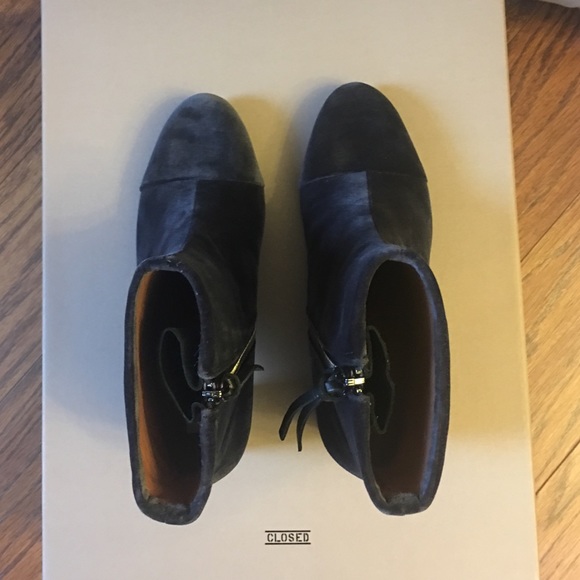 CLOSED velvet ankle booties. - Picture 6 of 8